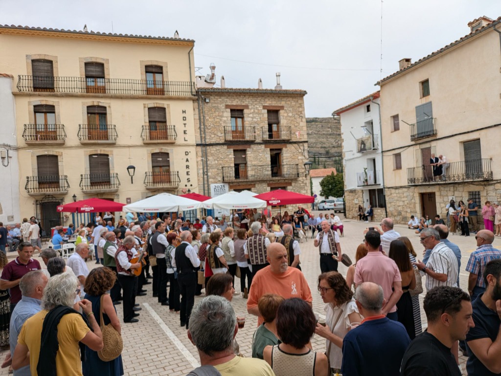 Cercavila popular durant el dia a la plaça d'Ares