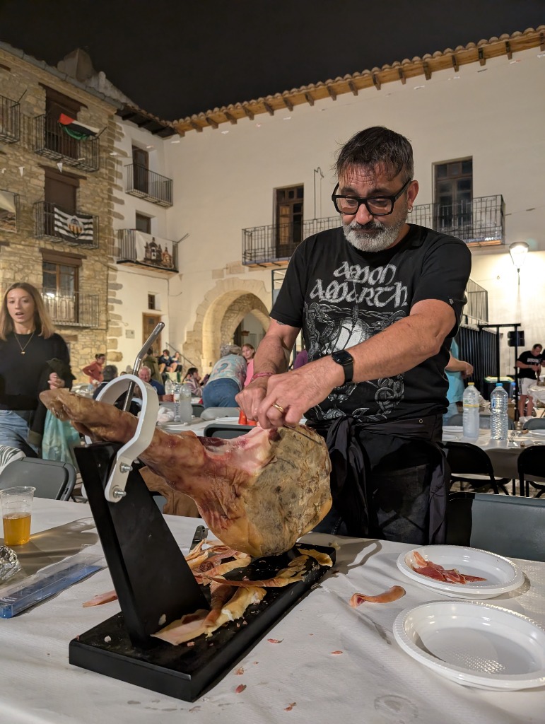 Tallant pernil en un sopar popular d'Ares