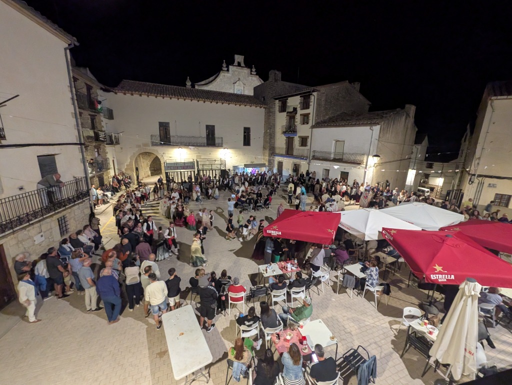 Músics i ambient festiu de vesprada als carrers d'Ares