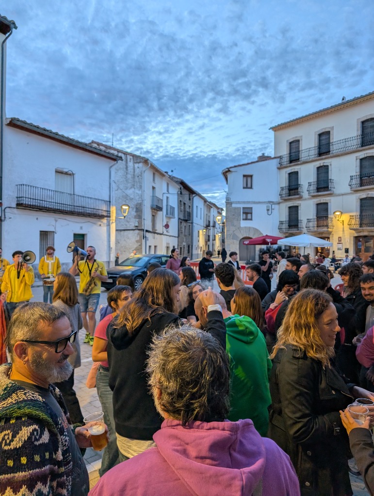 Ball pla tradicional a la plaça d'Ares de nit